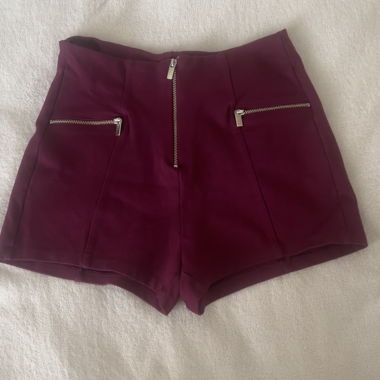 Shorts taille haute bordeaux avec fermeture éclair