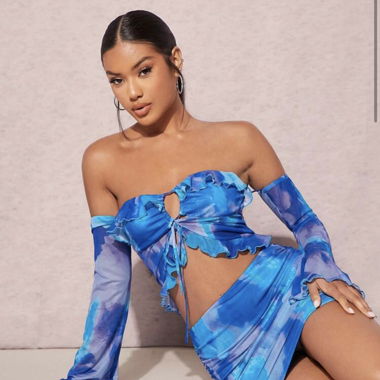 sonmerliches Set mit blauem Batikmuster