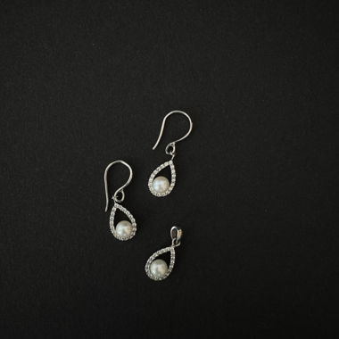 Silver jewelry set with pearls and zirconia