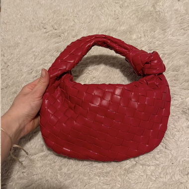 Rote Flechttasche