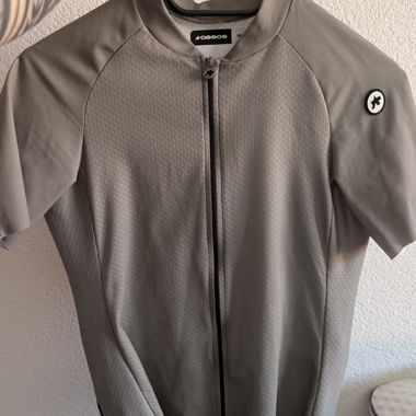 Maglia da ciclismo grigia con zip ASSOS