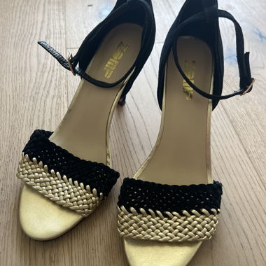Sandali con tacco alto intrecciati oro e nero