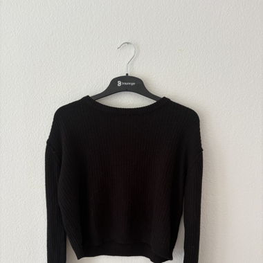 Schwarzer Strickpullover 