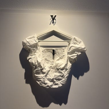 Weisses Crop Top mit Puffaermeln