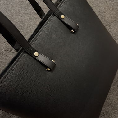Strukturierte schwarze Shopper-Tasche
