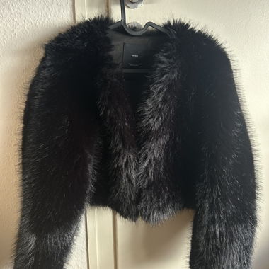 Veste courte en fausse fourrure noire MANGO