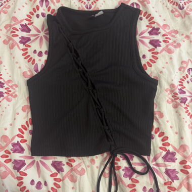 Schwarzes Crop Top mit Schnürung