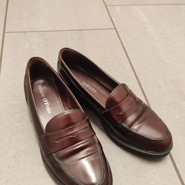 Elegante burgunderrote Mokassins