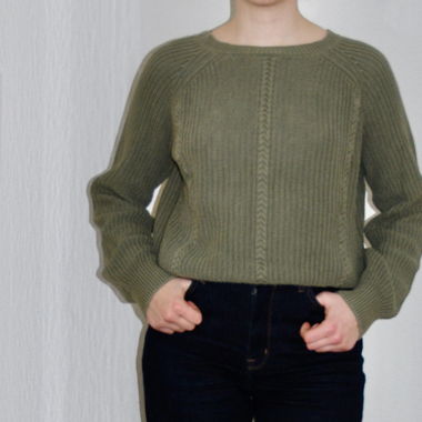 Olivegrüner Strickpullover mit Zopfmuster