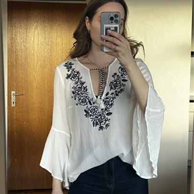 Blusa bianca con ricamo blu scuro