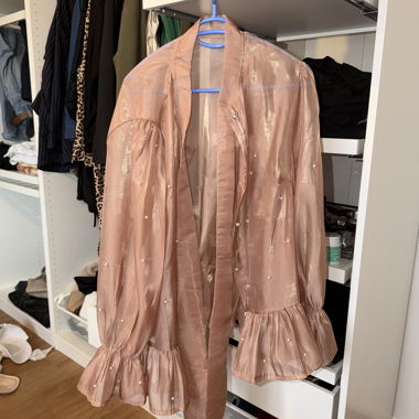 Blouse rosée à perles