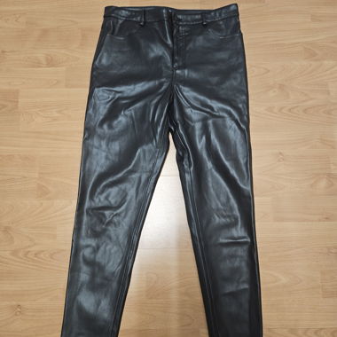 Pantalone slim nero effetto pelle