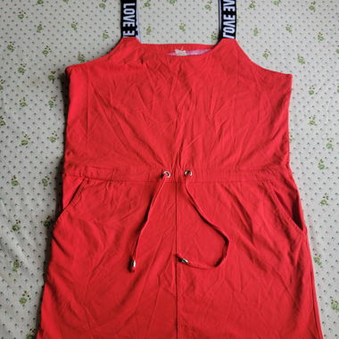 Vestito rosso con spalline stampate