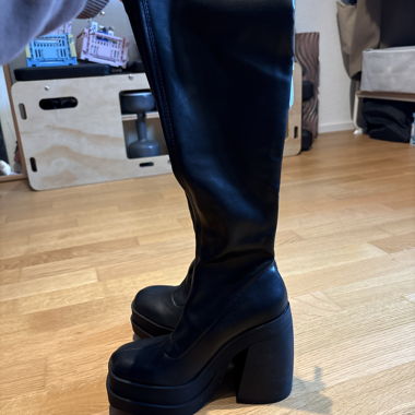 Kniestiefel mit Plateau