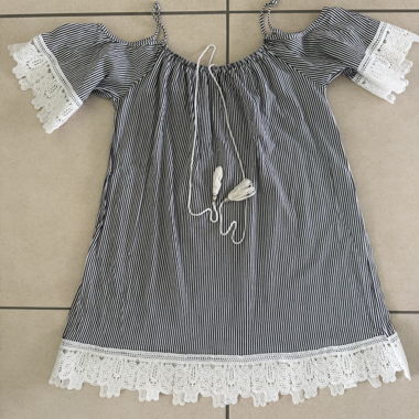Abito a righe con pizzo (abito da spiaggia)