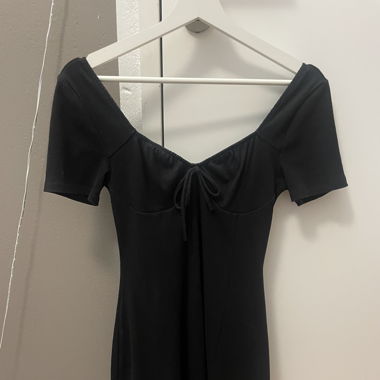 schwarzes Kleid