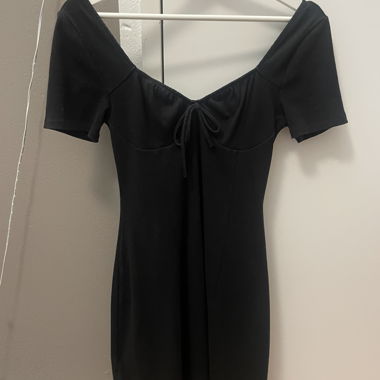 schwarzes Kleid
