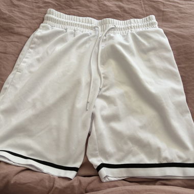 Weisse Sportshorts
