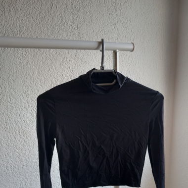 Black, longsleeved crop top