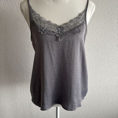 Top Grigio in Pizzo con Spalline Sottili