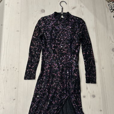 Pailettenkleid mit Rücken- & Beinausschnitt