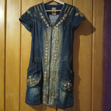 Abito corto in jeans ricamato e con perline