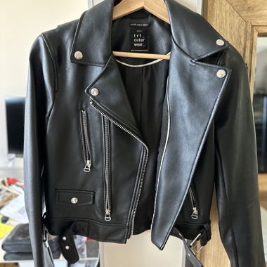 Kurze Lederjacke im Biker-Stil