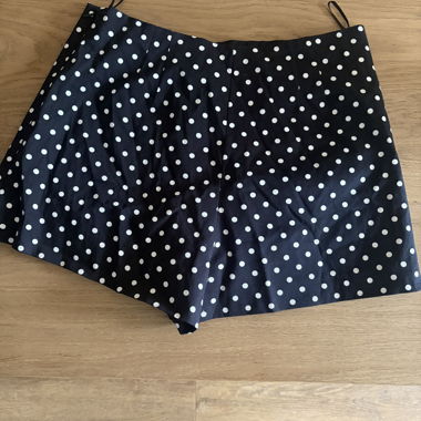 Short à pois noir