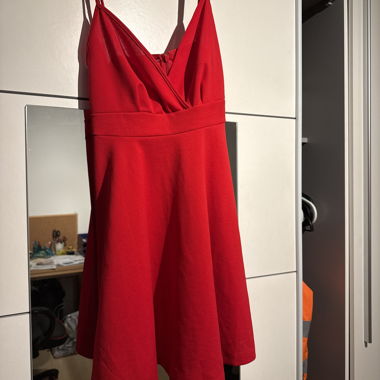 Abito rosso con bretelle sottili