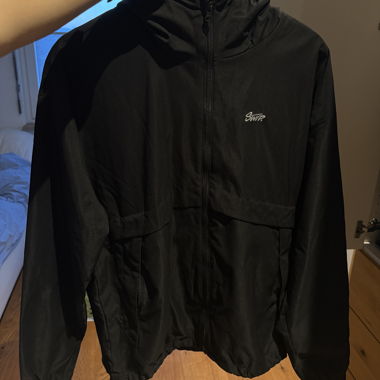 Schwarze Regenjacke