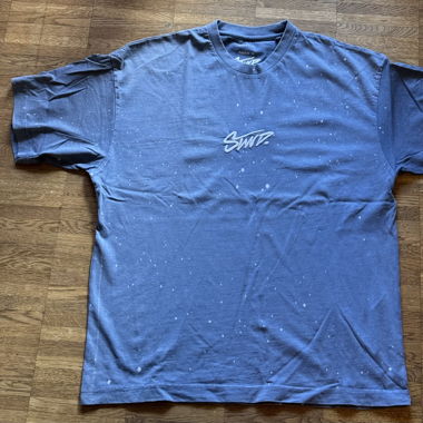 Blau-weiß gepunktetes T-Shirt