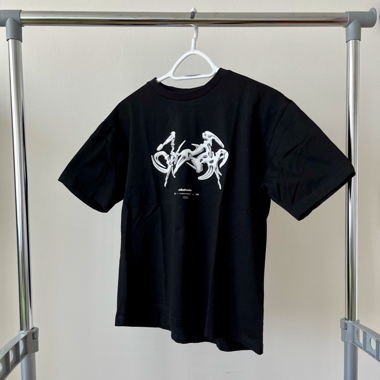 T-shirt nero grafico