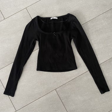 Crop top nero manica lunga