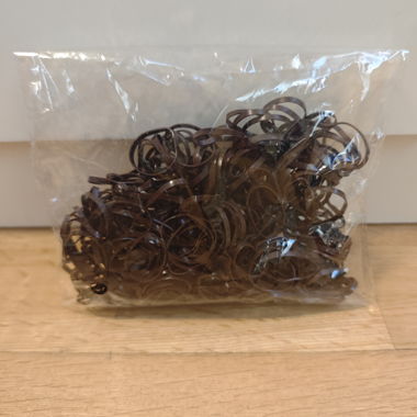 Braune Gummibänder im Beutel