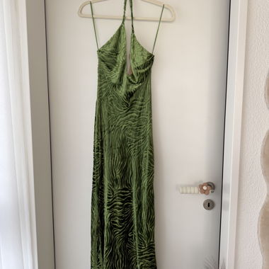 Gruenes Maxikleid mit Spaghettitraegern