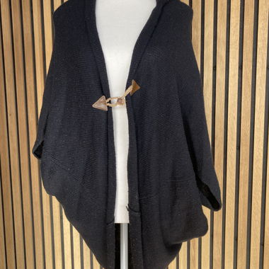 Cape en maille noire avec fermeture en bois
