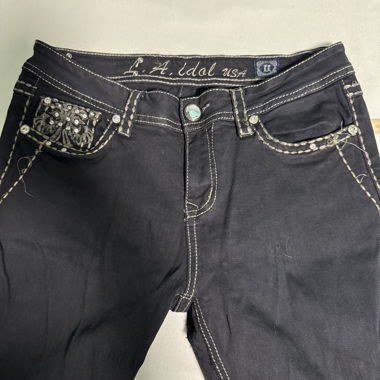 Schwarze Damenjeans mit Stickerei