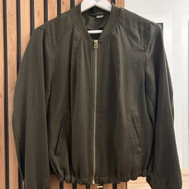 Dunkelgrüne Bomberjacke