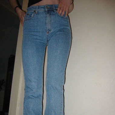 high-waist jeans 