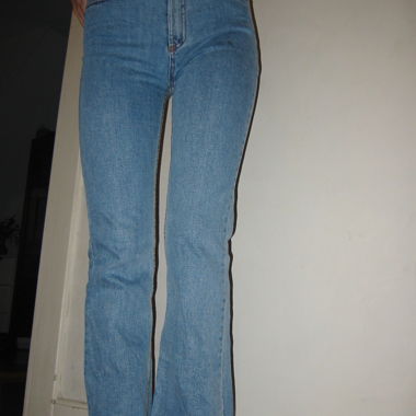 high-waist jeans 