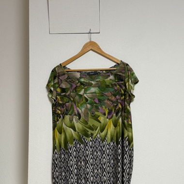 Grünes dünnes Kleid