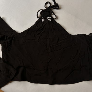 Blouse avec liens et découpes