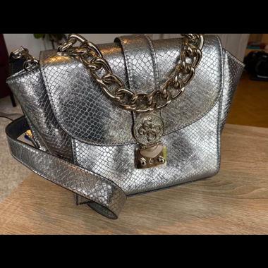 GUESS-Tasche neu Umhängetasche silberfarben