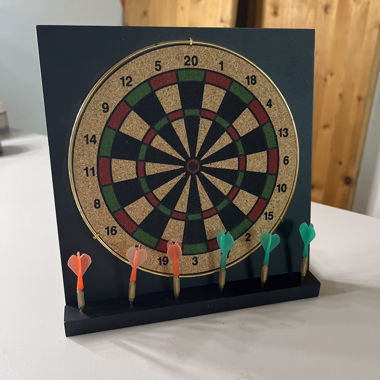 Piccola placca per freccette con 6 freccette