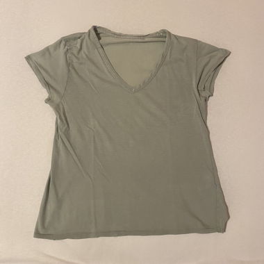 T-Shirt mit V-Auschnitt grün