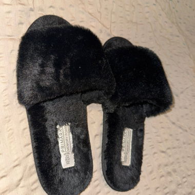 Claquettes noires en fourrure 