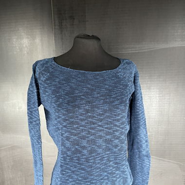 blauer Pullover