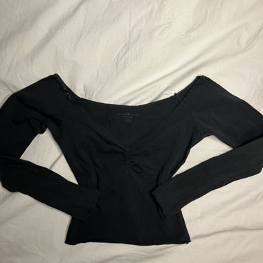 Top scollato nero