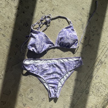 Lila Bikini-Set mit Muster und Rock