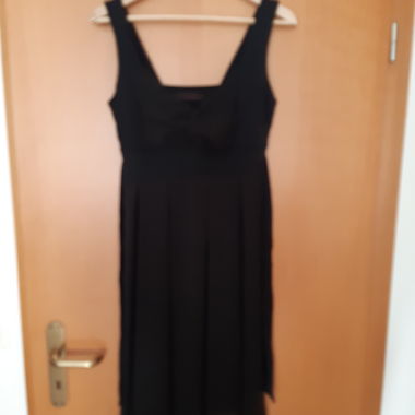 Schwarzes ärmelloses Kleid